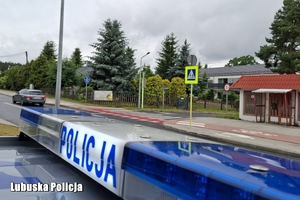 radiowóz przy przejściu dla pieszych