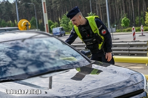 Policjant sprawdza trzeźwość kierującego.