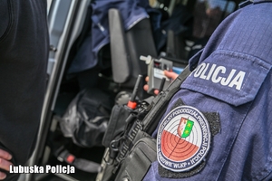 Policjant trzymający urządzenie do badania trzeźwości