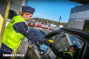 Policjantka podczas służby