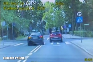 samochód wyprzedza na przejściu