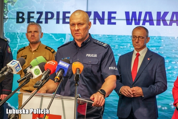 policjant mówi przez mikrofon