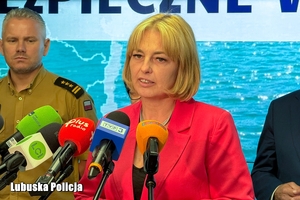 Kobieta mówi przez mikrofon