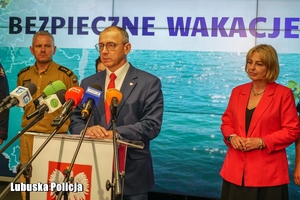 Wojewoda Lubuski mówi przez mikrofon
