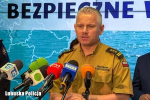 Strażak mówi przez mikrofon