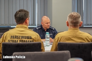 mundurowi siedzą na sali konferencyjnej