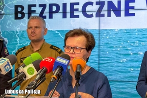 kobieta mówi przez mikrofon