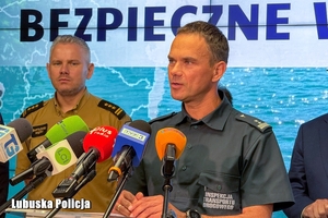 Funkcjonariusz mówi przez mikrofon