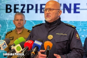 Funkcjonariusz mówi przez mikrofon