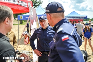 Policjanci rozmaiwają na plaży