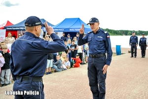 Policjant składa meldunek komendantowi