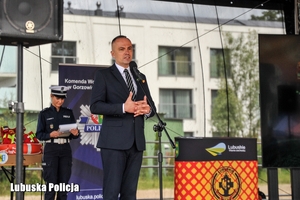 Mężczyzna przemawia na scenie.