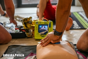 Ręce położone na fantomie do pierwszej pomocy