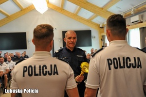 Komendant wręcza puchar