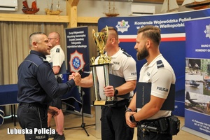 Komendant gratuluje policjantom