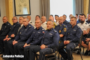 Policjanci siedzą na krzesłach