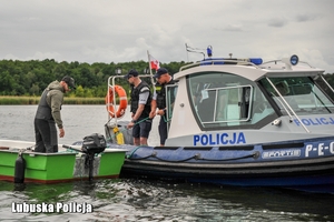 Policjanci na łódce