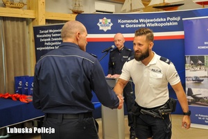 Komendant gratuluje policjantowi