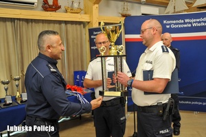 Policjant wręcza puchar