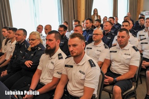 Policjant słuchają przemówienia