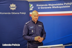 przemawiający policjant