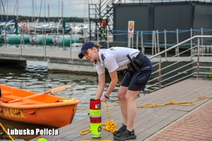 policjantka podczas czynności przy wodzie