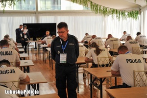 policjanci piszący test
