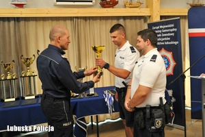 policjanci otrzymują gratulacje