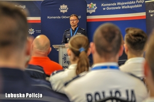 policjanci słuchają przemówienia