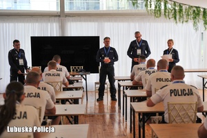 policjanci piszący test