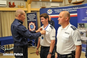 wręczenie nagrody dla policjantów