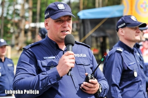 Policjant przemawia