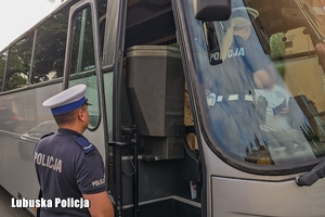 policyjna kontrola autokaru i jego kierowcy