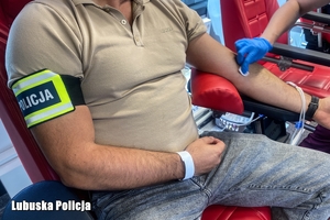 funkcjonariusz policji w krwiobusie będzie oddawać krew