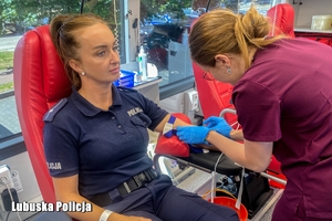 funkcjonariusz policji w krwiobusie będzie oddawać krew
