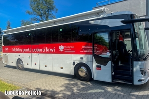 funkcjonariusz policji w krwiobusie będzie oddawać krew