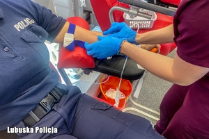 funkcjonariusz policji w krwiobusie będzie oddawać krew