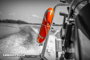 Koło ratunkowe umieszczone na motorówce.