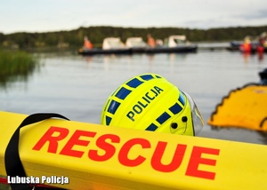 Bojka ratunkowa i kask ochronny z napisem Policja.