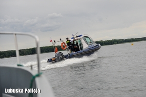 Policyjna motorówka podczas patrolu nad jeziorem.