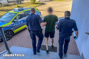 policjanci prowadzą mężczyznę