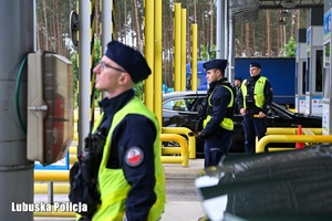 Policjanci kontrolują trzeźwość kierowców