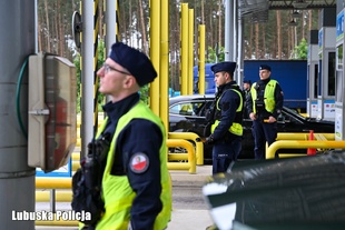 Policjanci kontrolują trzeźwość kierowców