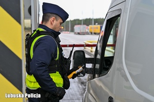 Policjanci kontrolują trzeźwość kierowców