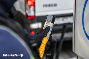 Policjanci kontrolują trzeźwość kierowców
