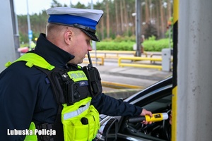 Policjanci kontrolują trzeźwość kierowców