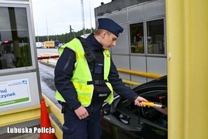 Policjanci kontrolują trzeźwość kierowców