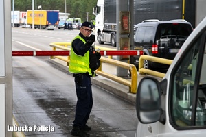 Policjanci kontrolują trzeźwość kierowców