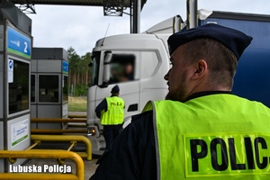 Policjanci kontrolują trzeźwość kierowców