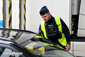 Policjanci kontrolują trzeźwość kierowców